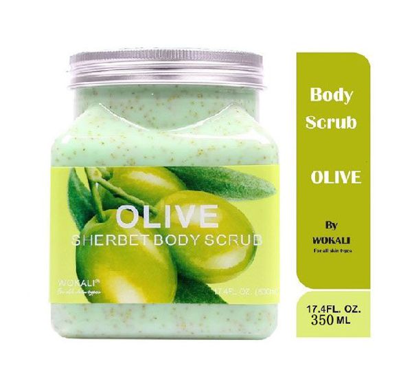 frasco de esfoliante corporal verde com partículas e etiqueta amarela com azeitonas