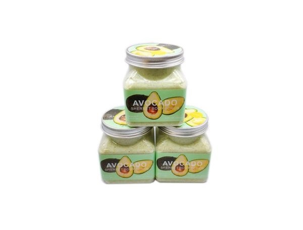 Frascos de vidro com tampa prateada e rótulo verde com texto AVOCADO SWEET e imagem de abacate