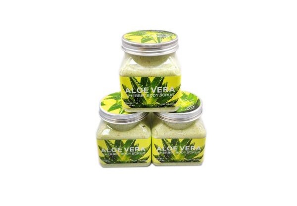 Três frascos de creme com etiqueta de aloe vera e tampa prateada
