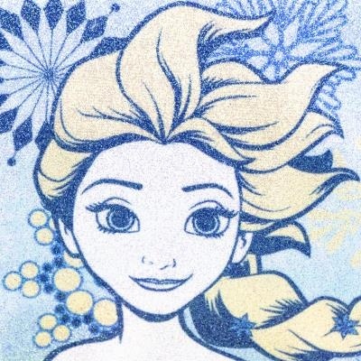 Tecido com desenho de rosto feminino loiro e fundo azul com flores.
