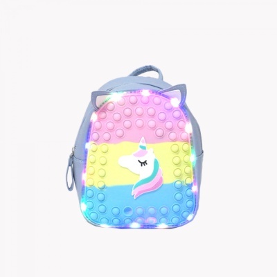 Mochila infantil em tons lilás, amarelo e azul com unicórnio e luzes LED
