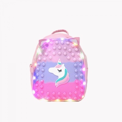 Mochila infantil rosa e lilás com desenho de unicórnio e luzes LED