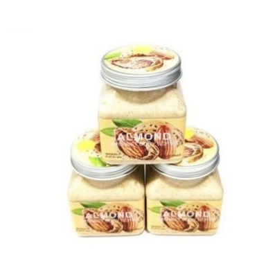 Frascos de creme de amêndoas em fundo branco