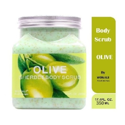 frasco de esfoliante corporal verde com partículas e etiqueta amarela com azeitonas