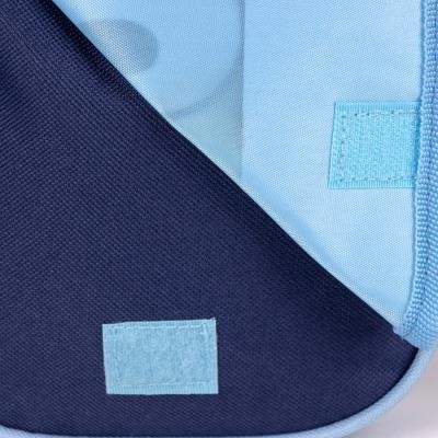 Saco em tecido azul claro e azul escuro com fecho de velcro