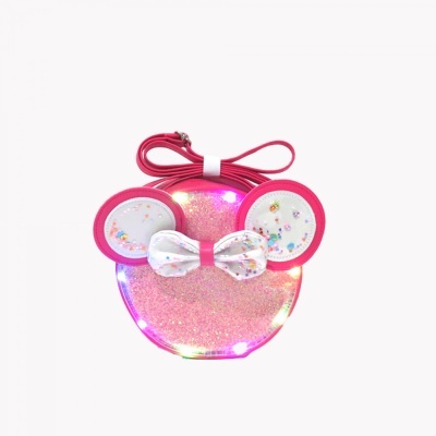 Bolsa infantil rosa em forma de cabeça de rato com laço branco e detalhes brilhantes