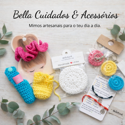 Acessórios artesanais em crochet coloridos sobre superfície clara com texto de marca