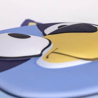 Capa azul com rosto de personagem animado colorido