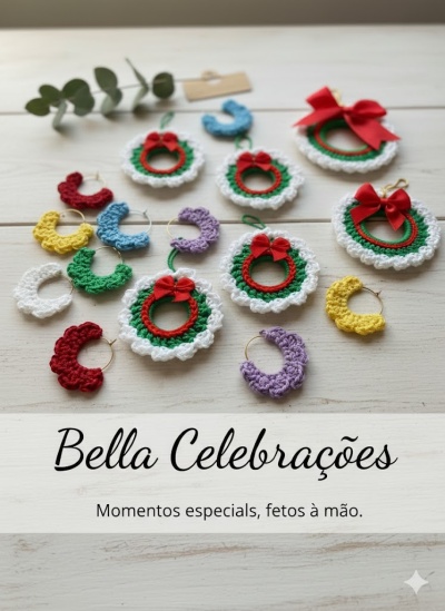 Guirlandas e argolas de crochet coloridas e decorativas sobre madeira clara com texto promocional