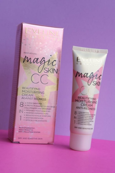 Creme hidratante Magic Skin CC da Eveline Cosmetics em embalagem rosa com texto em português e inglês
