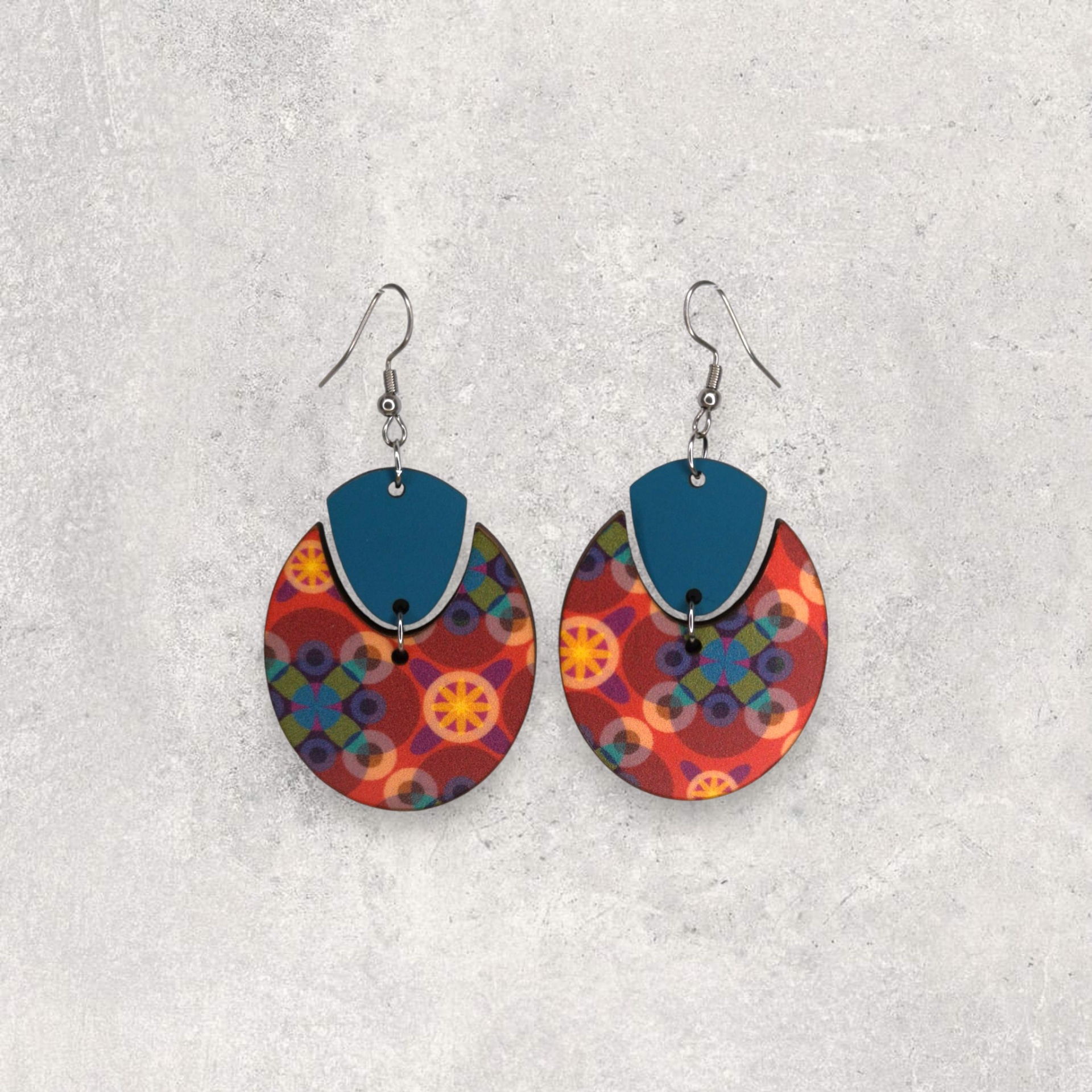 Brincos Oval Brincos coloridos com padrão geométrico em fundo cinzento