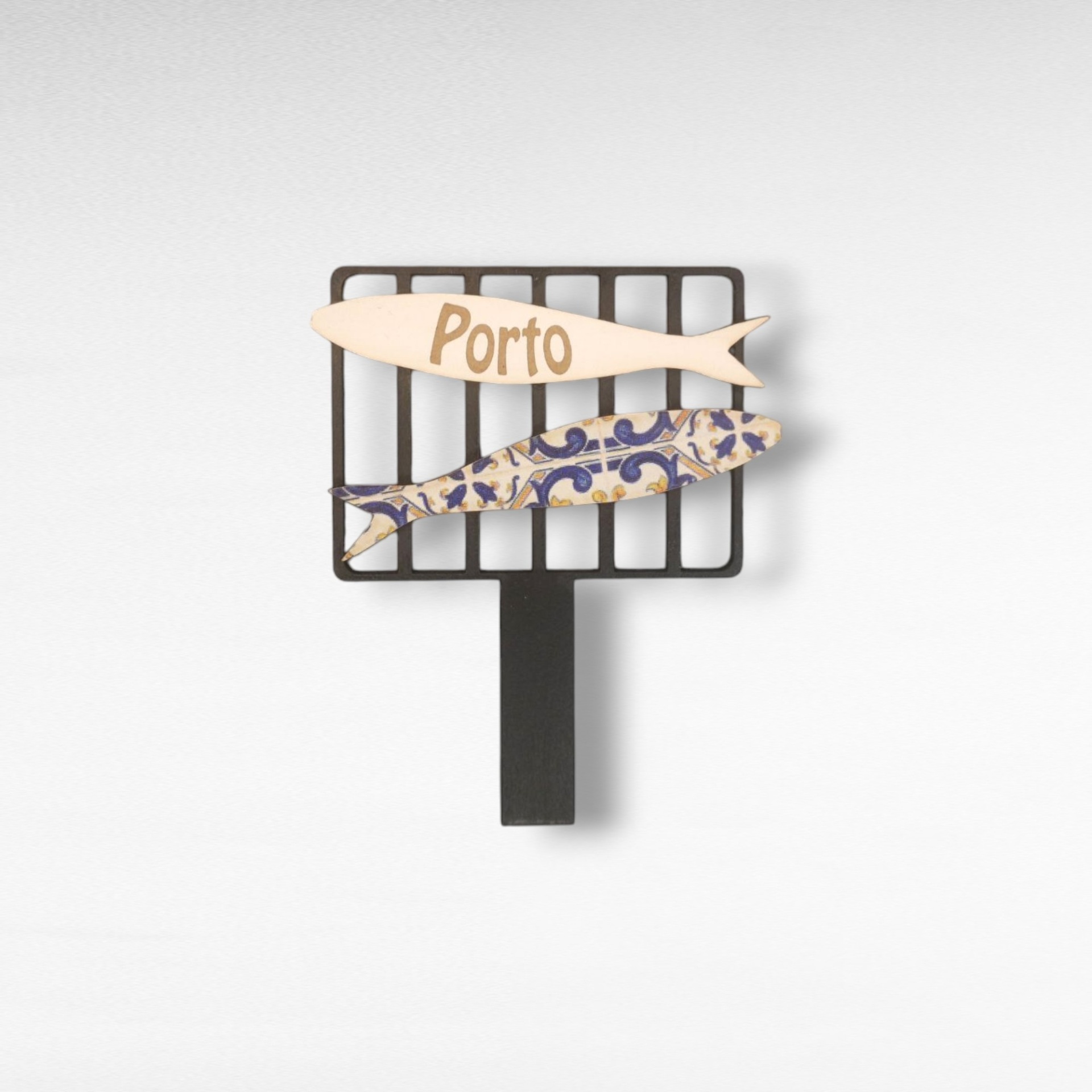 Magnético Sardinha na Grelha Grelha preta com duas sardinhas decorativas de madeira