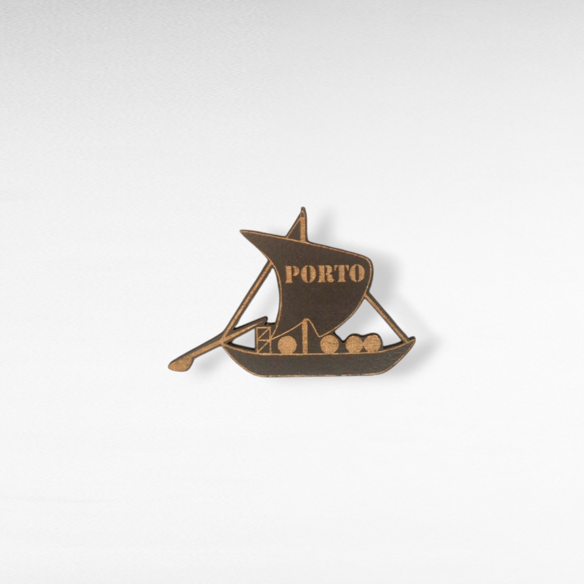 Magnético Barco Porto Pin de madeira em forma de barco com vela preta e texto 'PORTO'