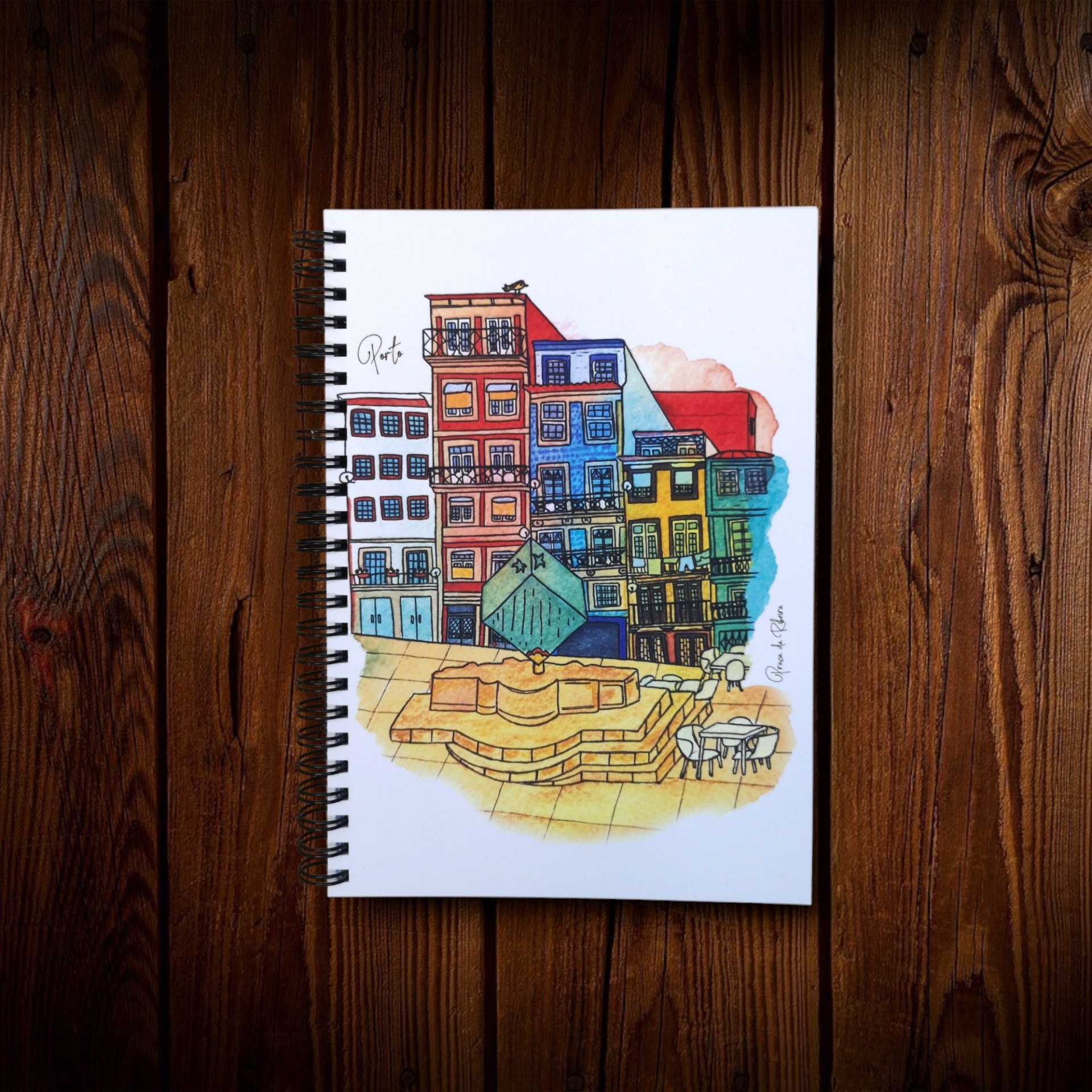 Caderno Cubo Caderno com ilustração colorida de edifícios do Porto sobre madeira escura