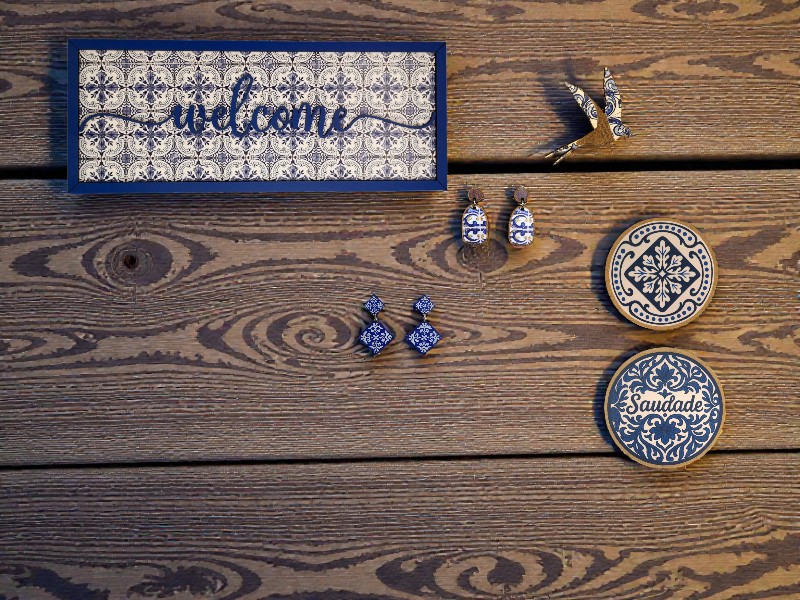 Acessórios decorativos e moda em madeira e cerâmica azul e branco com padrões tradicionais