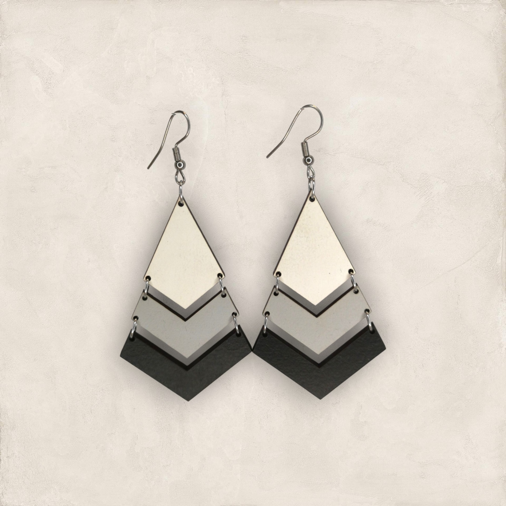 Brincos Rute Brincos pendentes com camadas em tons de cinza e gancho de metal