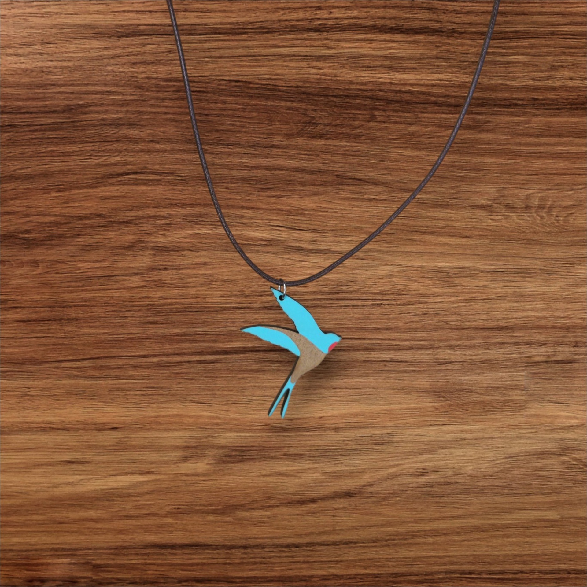 Colar Andorinha Colar com pendente em forma de pássaro azul e castanho