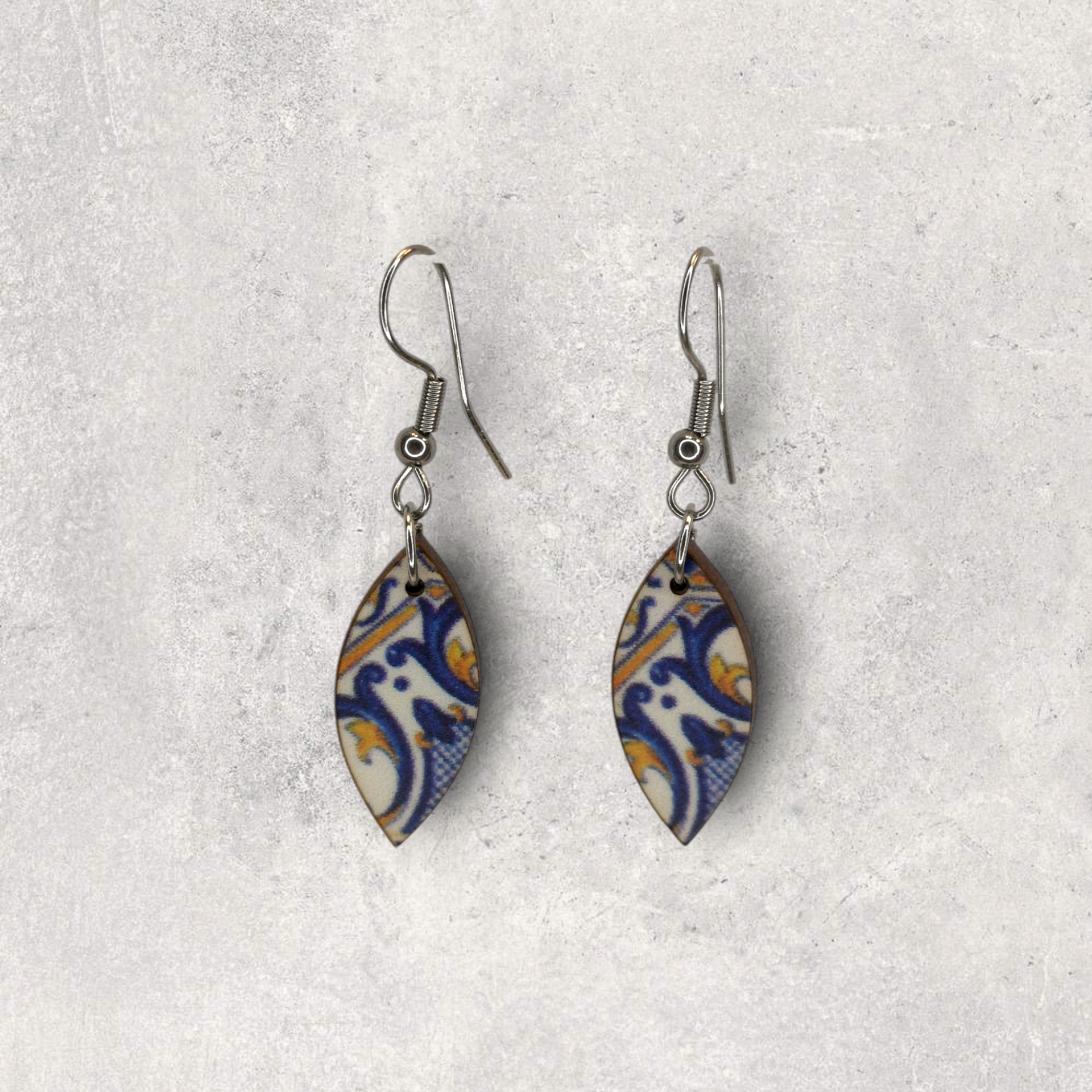 Brincos Lágrima Brincos forma de folha com padrão azul e amarelo sobre fundo cinzento