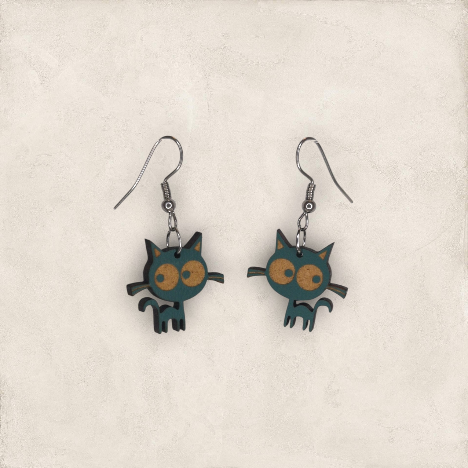 Brincos Sr. Gato Brincos de gato em madeira verde escuro com olhos bege e gancho metálico prateado