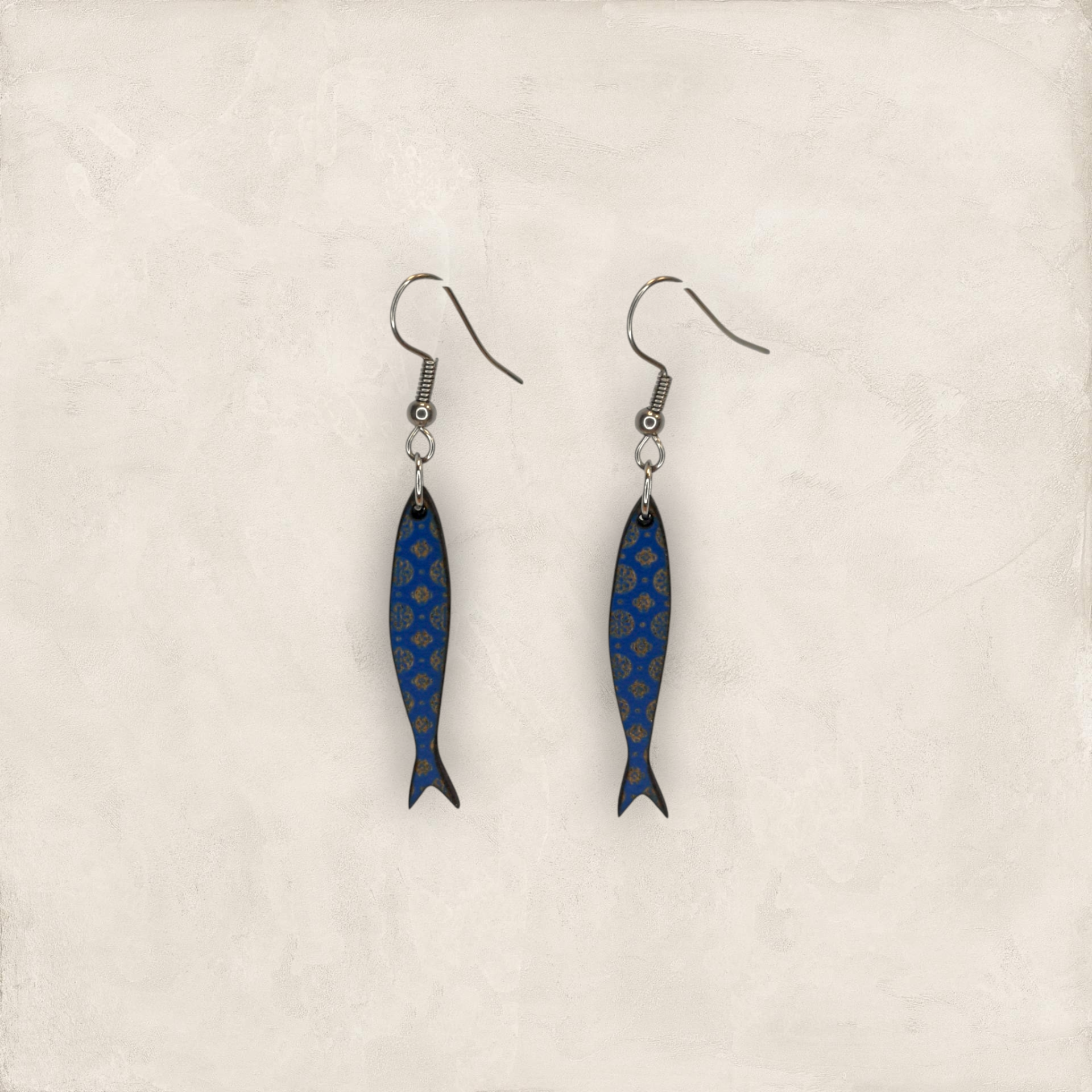 Brincos Sardinha Gravada Brincos pendentes em forma de peixe azul com padrão dourado