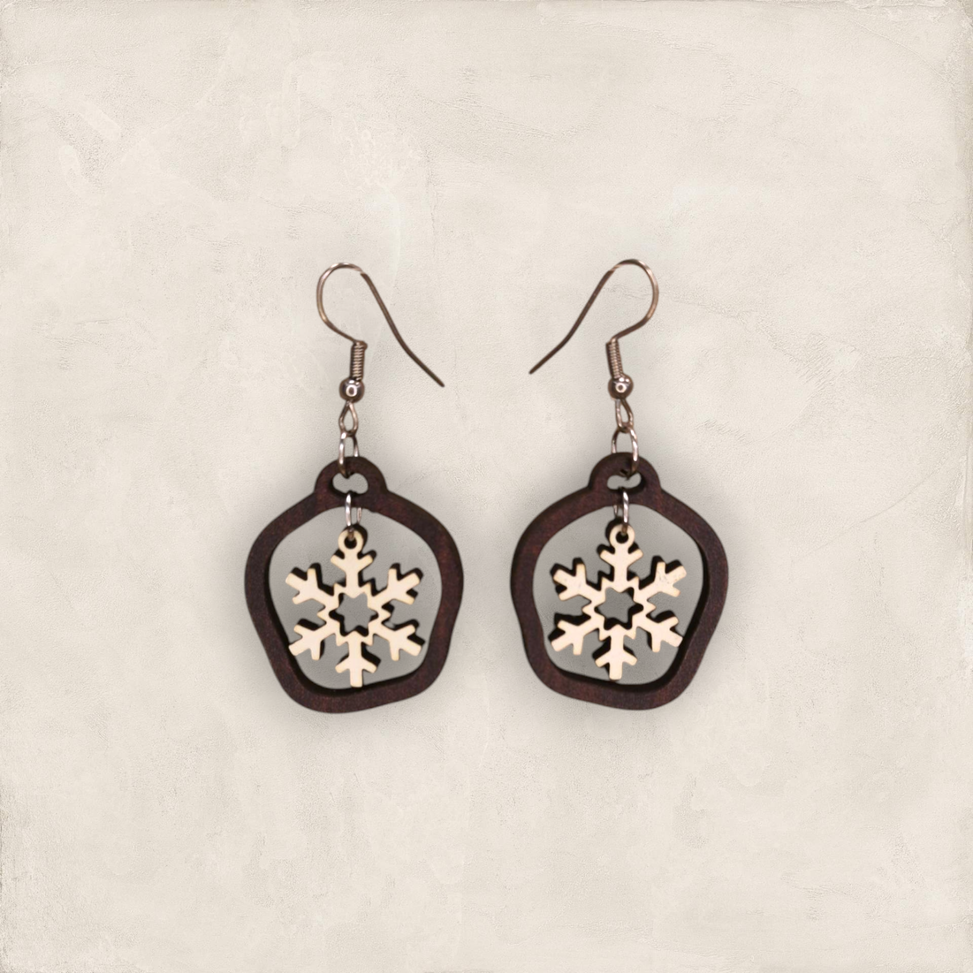 Brincos Floco de Neve Brincos de madeira com floco de neve branco e aro castanho escuro