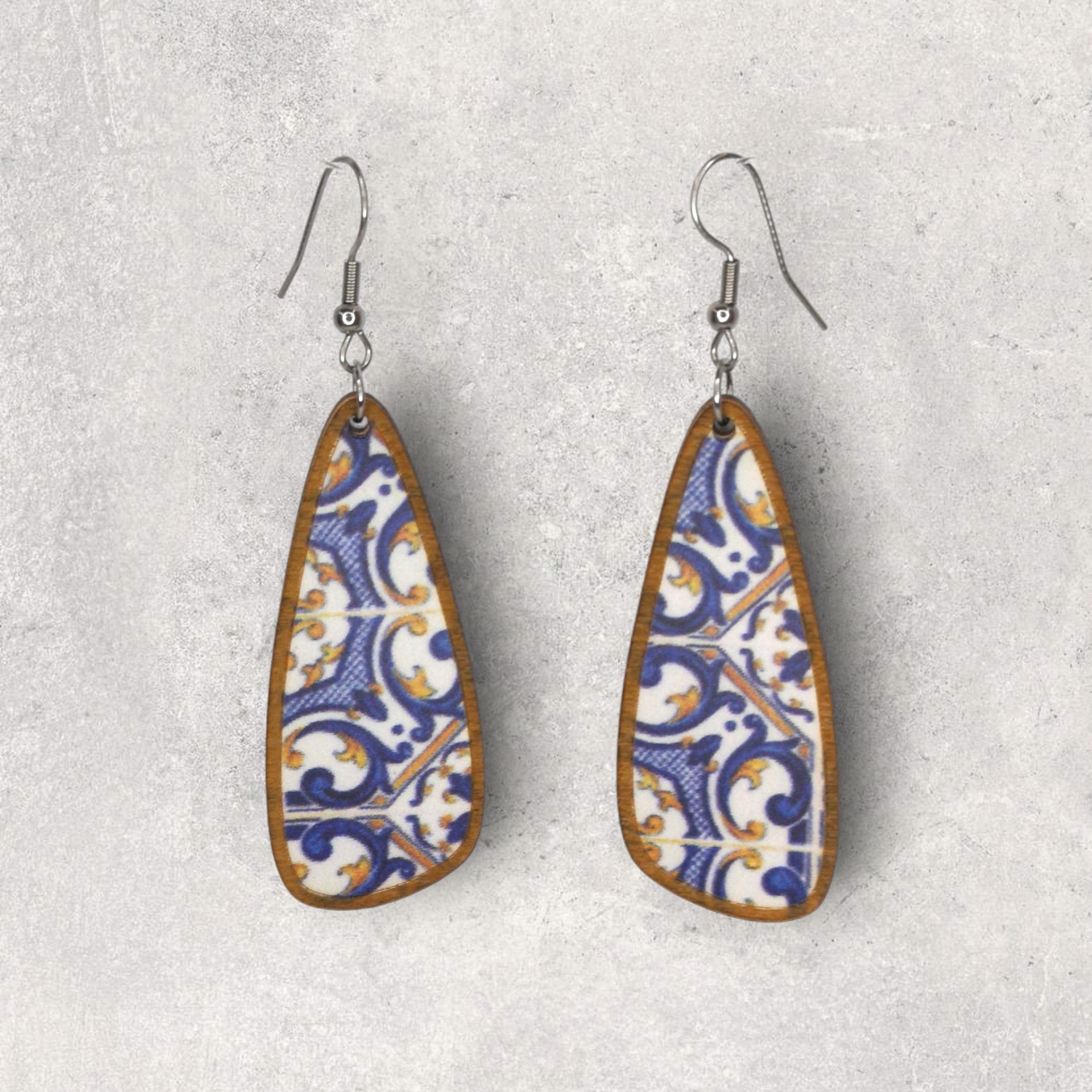 Brincos Longos Brincos pendentes trapezoidais com padrão azul e castanho em fundo cinzento
