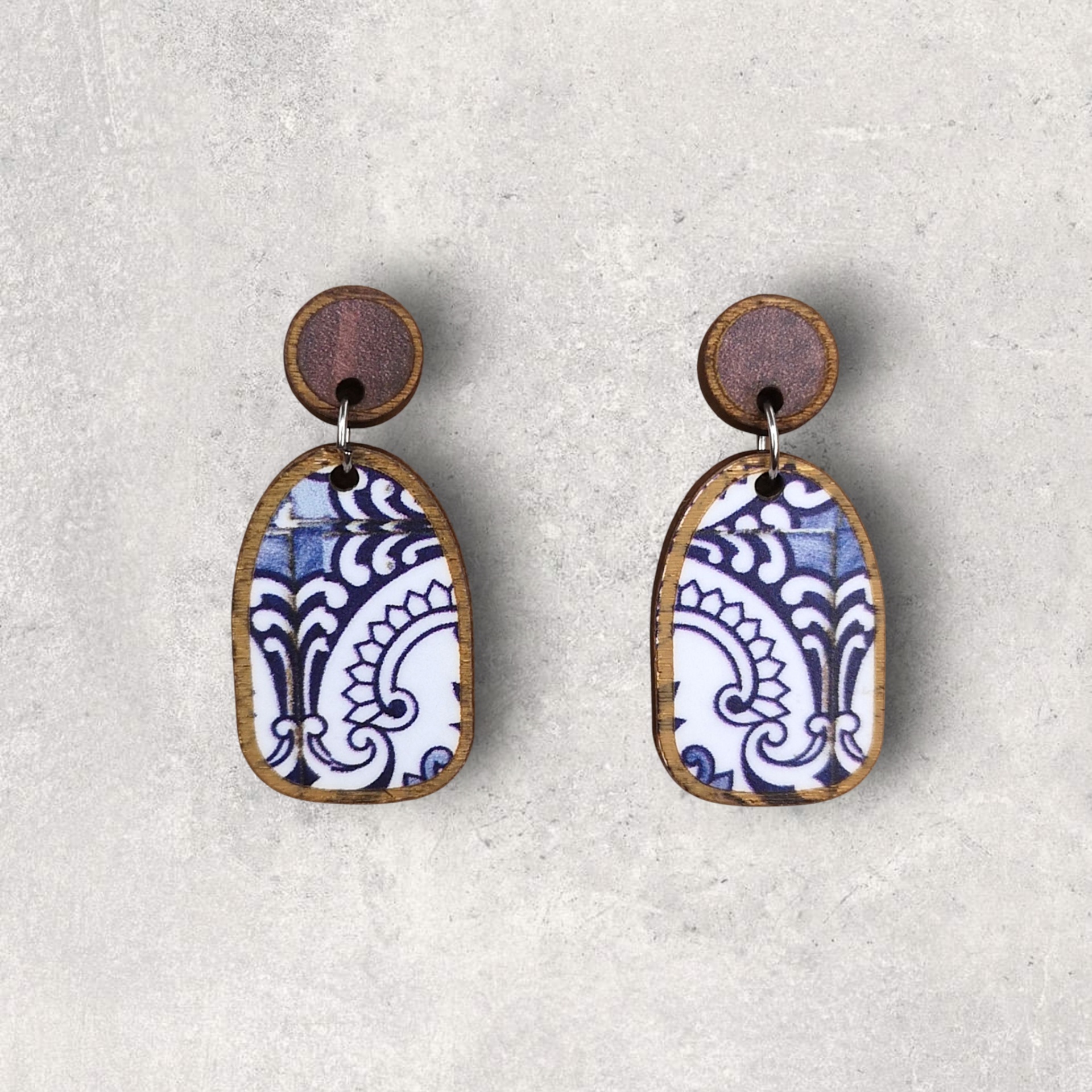 Brincos Boho Brincos pendentes em madeira com padrão azul e branco semelhante a azulejo