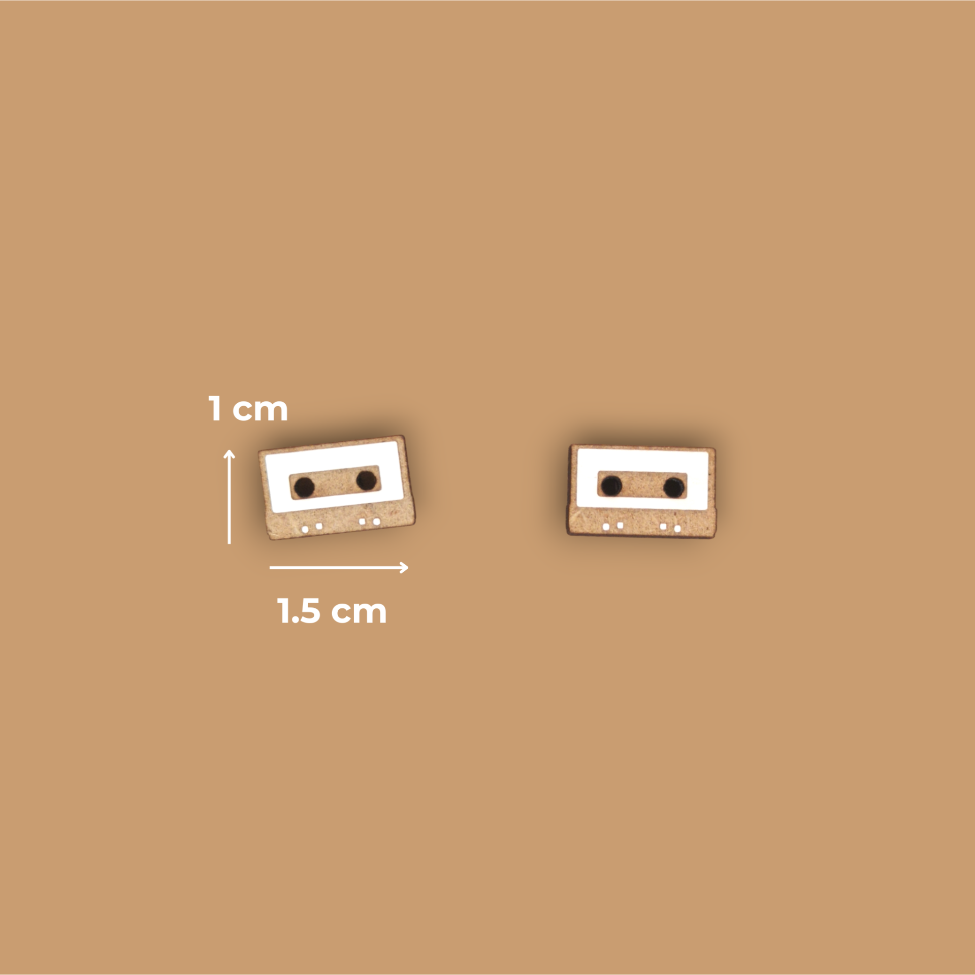 Brincos Cassete Dois botões em forma de cassete castanha com detalhes em branco e preto