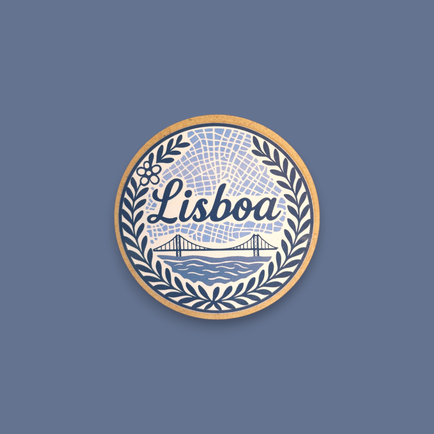 Base de Copos "Lisboa" Porta-copos redondo de cortiça com decoração azul e branca com texto 'Lisboa' e desenho de ponte.