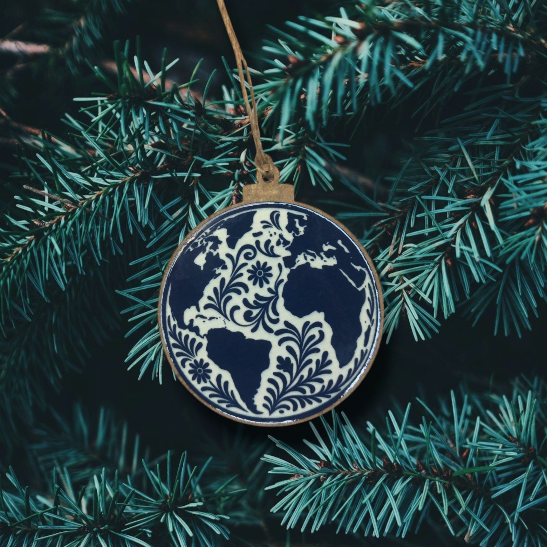 Bola de Natal Mundo Ornamento redondo azul e branco com mapa-múndi floral pendurado em árvore de Natal