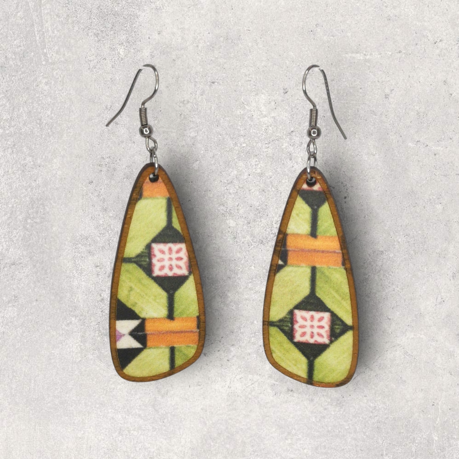 Brincos Longos Brincos pendentes com padrão geométrico colorido em fundo cinza