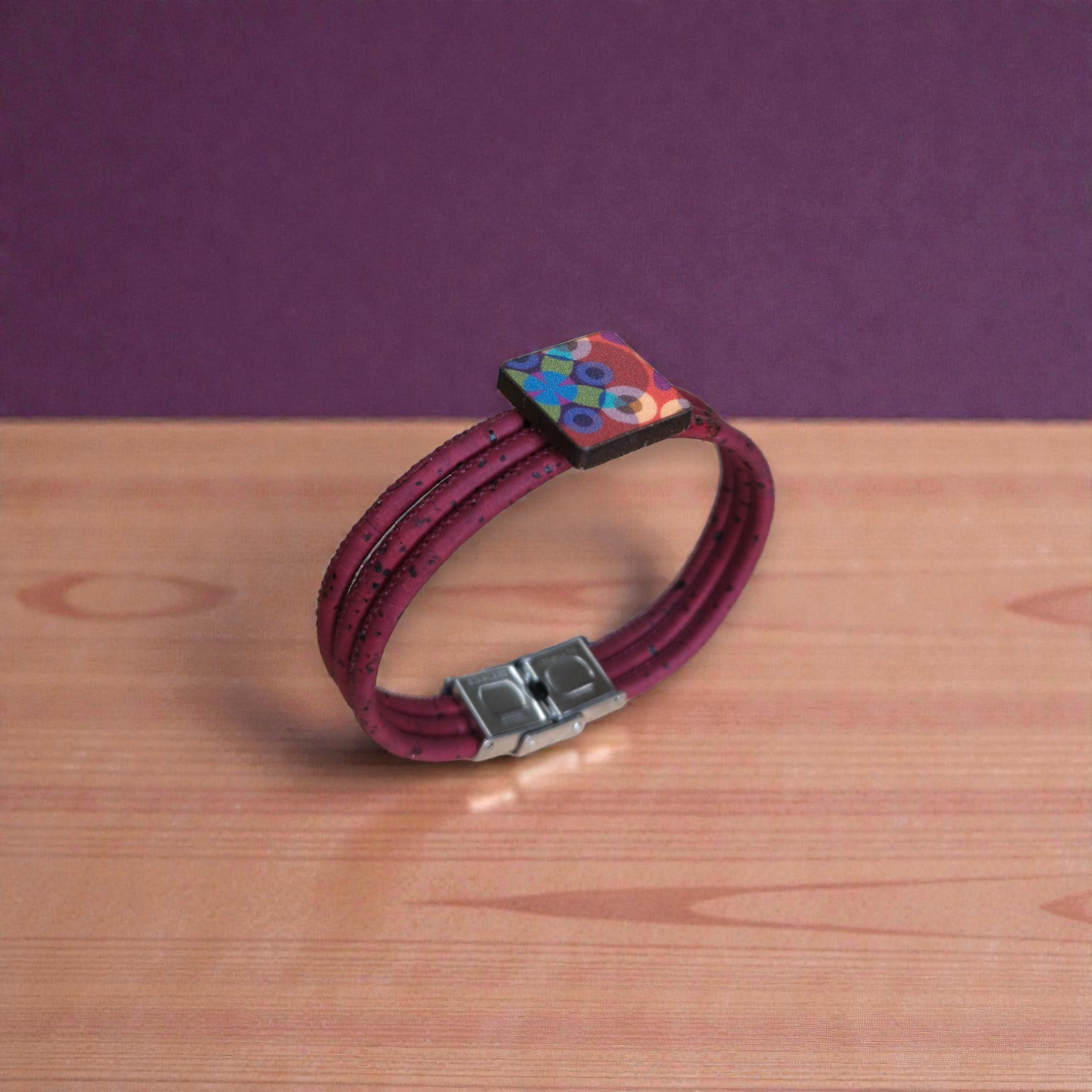 Pulseira Azulejo Pulseira vinho com fecho metálico e detalhe geométrico colorido