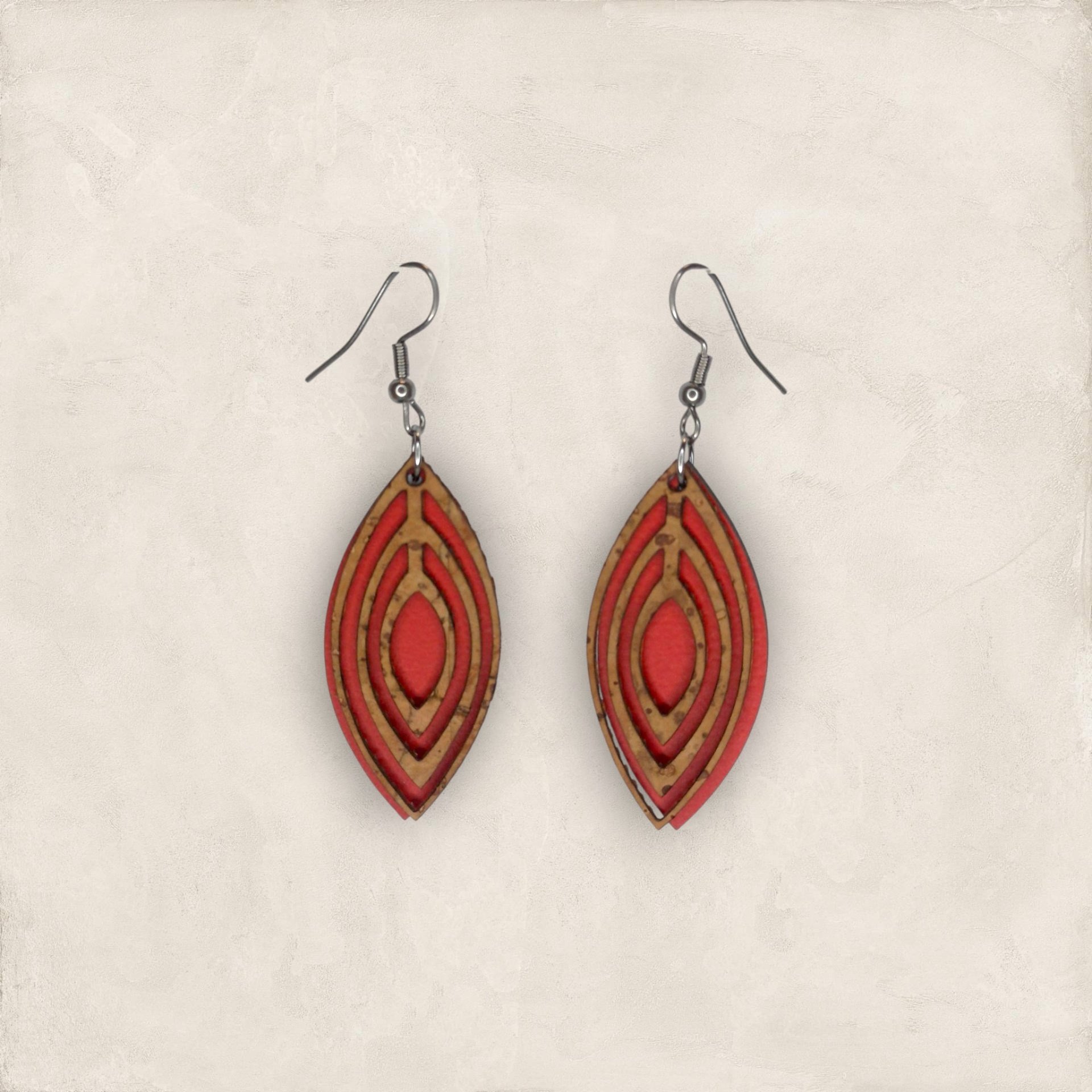 Brincos Gota com Cortiça Brincos pendentes castanho e vermelho em forma de folha com argolas metal prateado