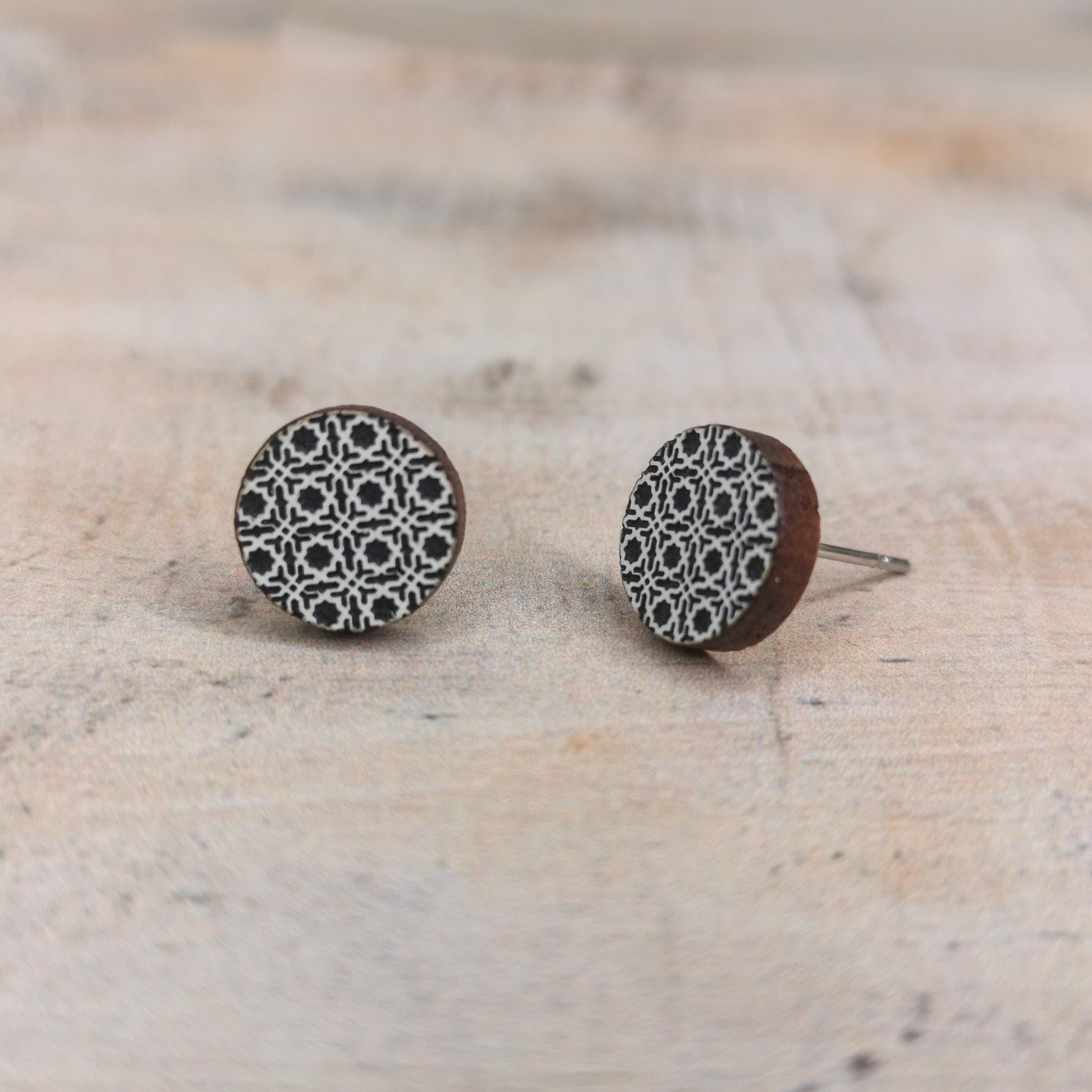 Brincos Alhambra I Brincos redondos de madeira com padrão geométrico preto e branco