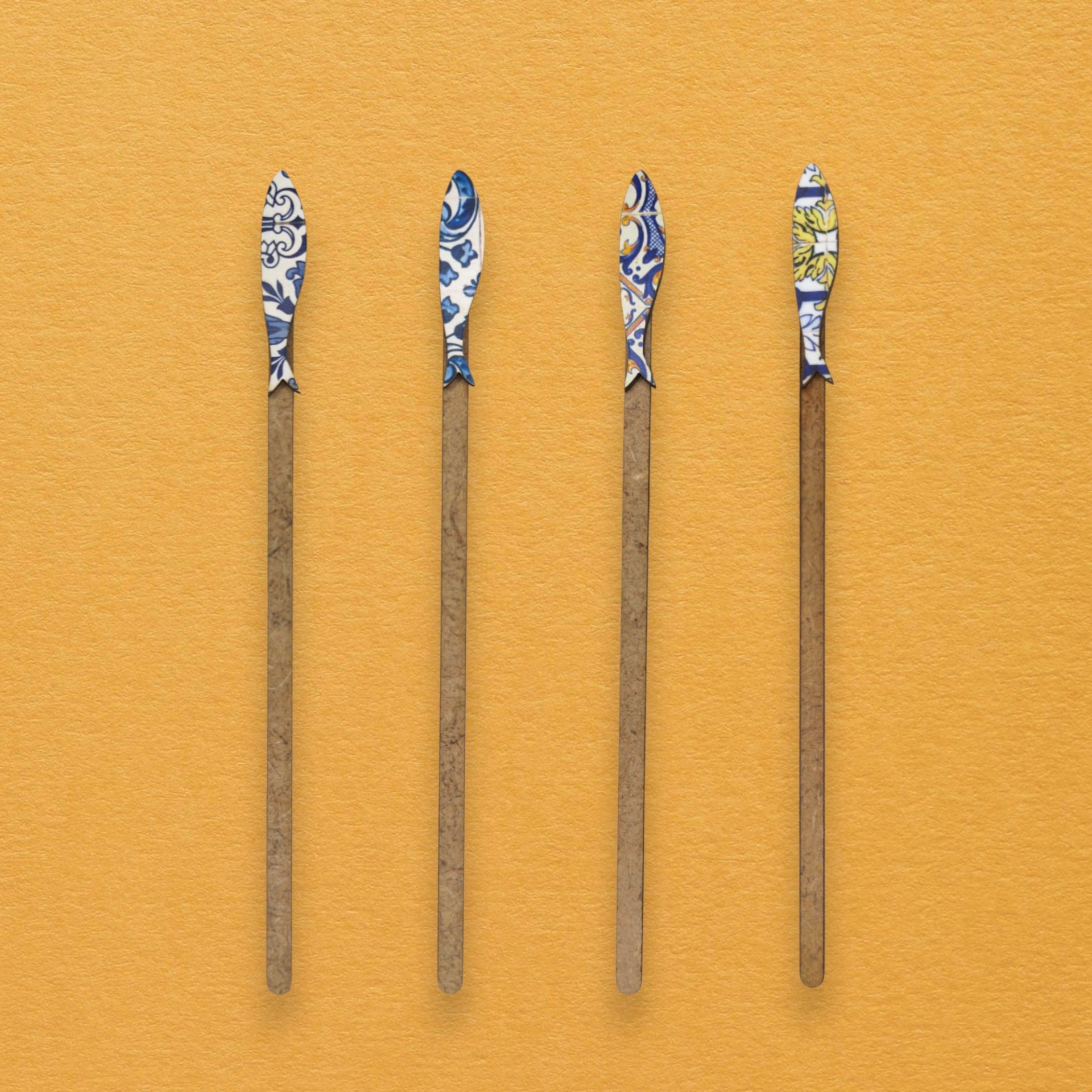 Marcador Sardinha Azulejo Quatro facas de sobremesa com cabos de madeira e lâminas decoradas com padrões coloridos