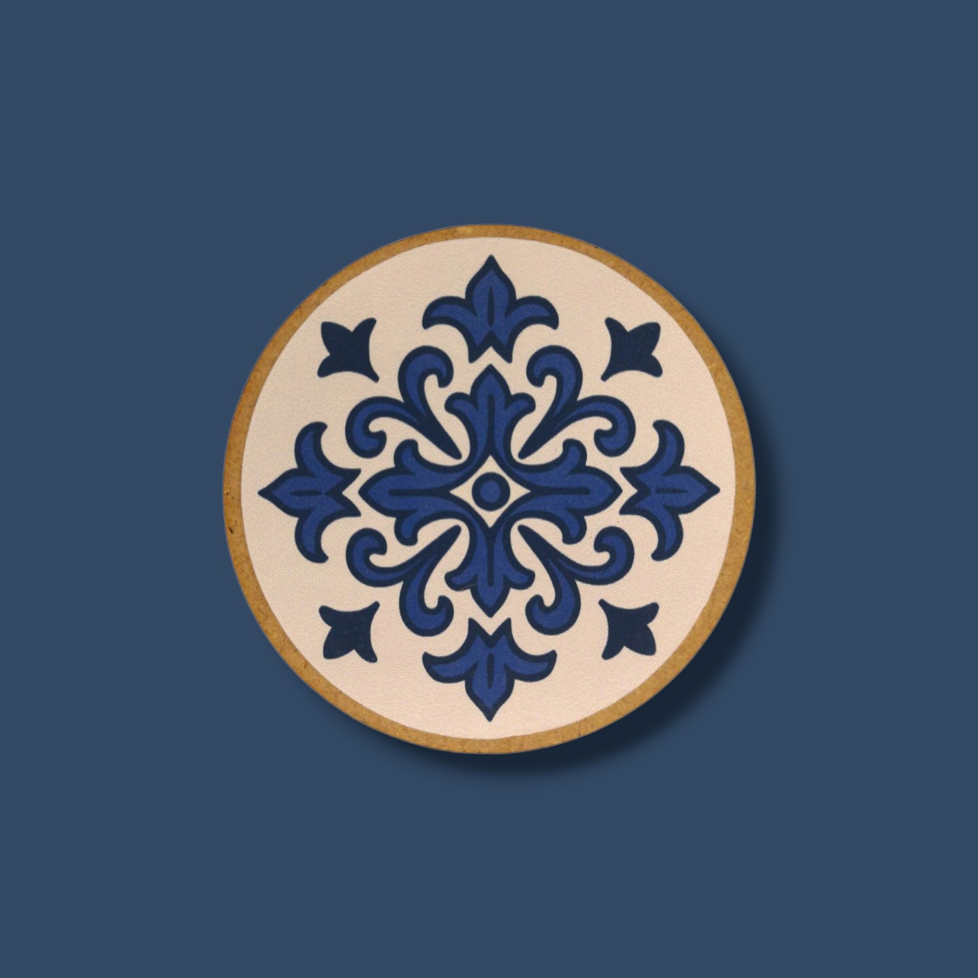 Base de Copos Azulejos Prato decorativo redondo com padrão azul e branco e borda dourada