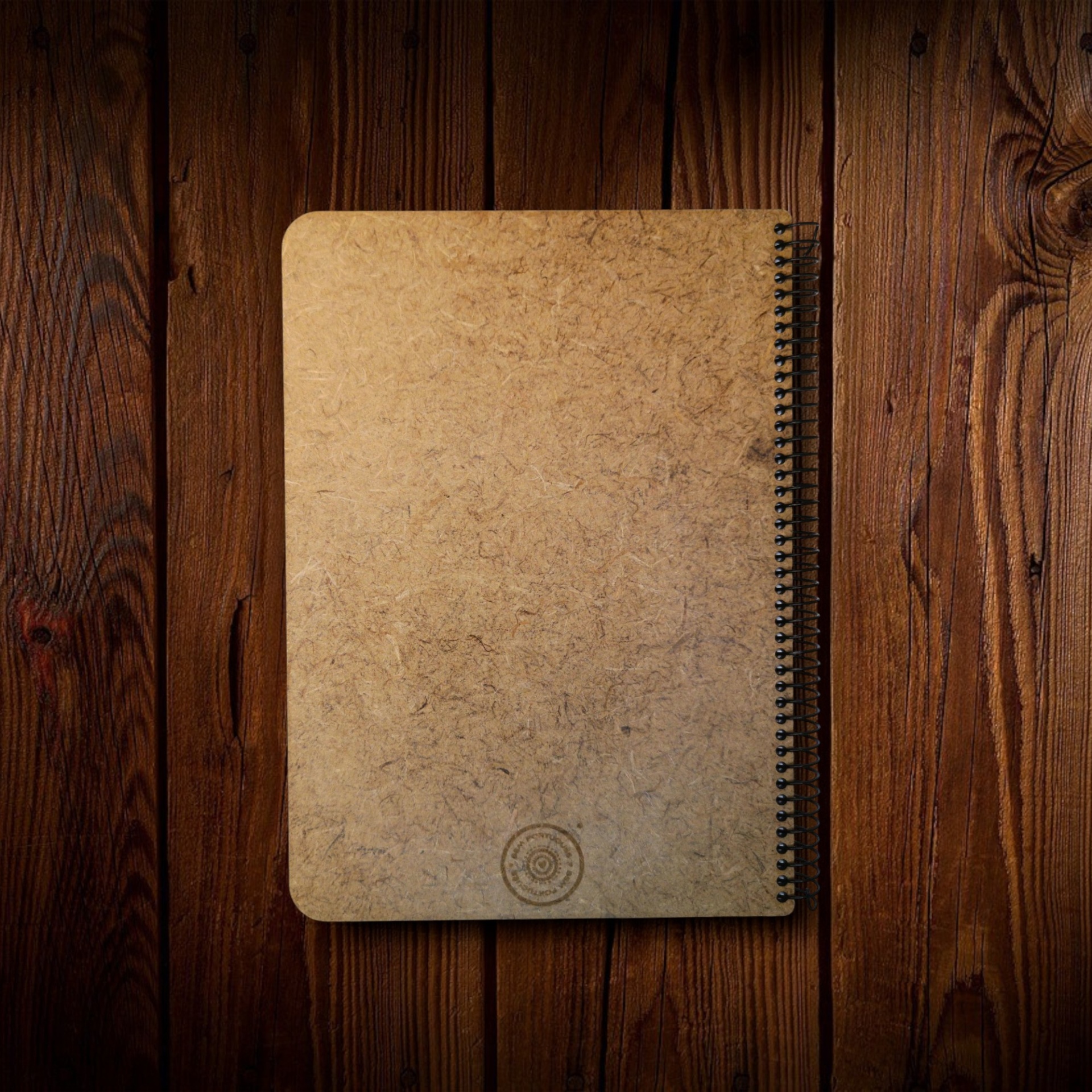 Caderno Mandala Caderno espiral com capa reciclada castanha clara sobre mesa de madeira escura