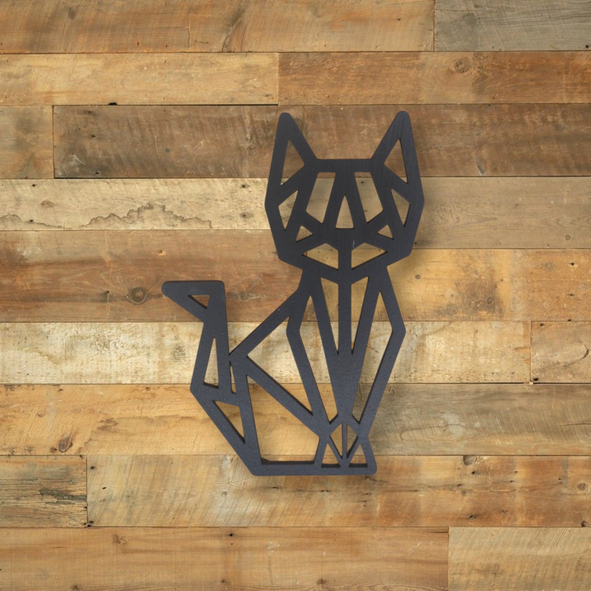 Gato Origami Escultura de gato geométrica em metal preto na parede de madeira