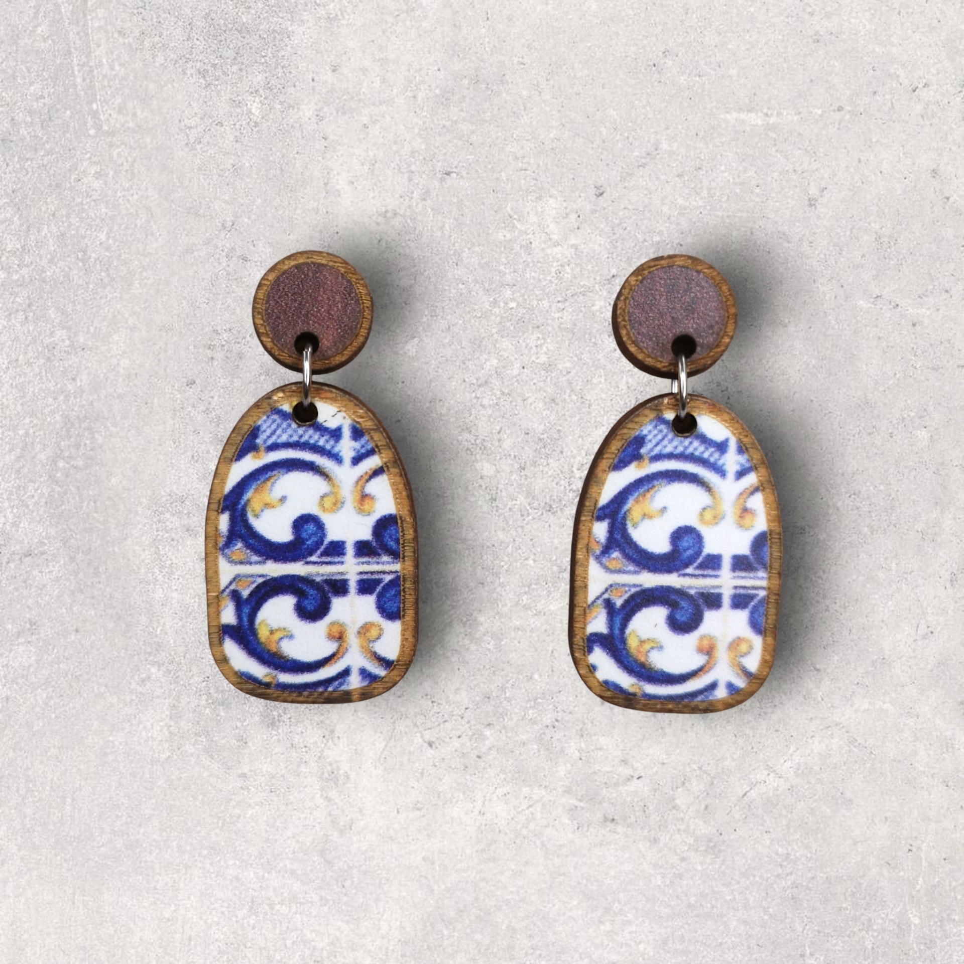Brincos Boho Par de brincos com padrão azul, branco e amarelo, estilo azulejo tradicional