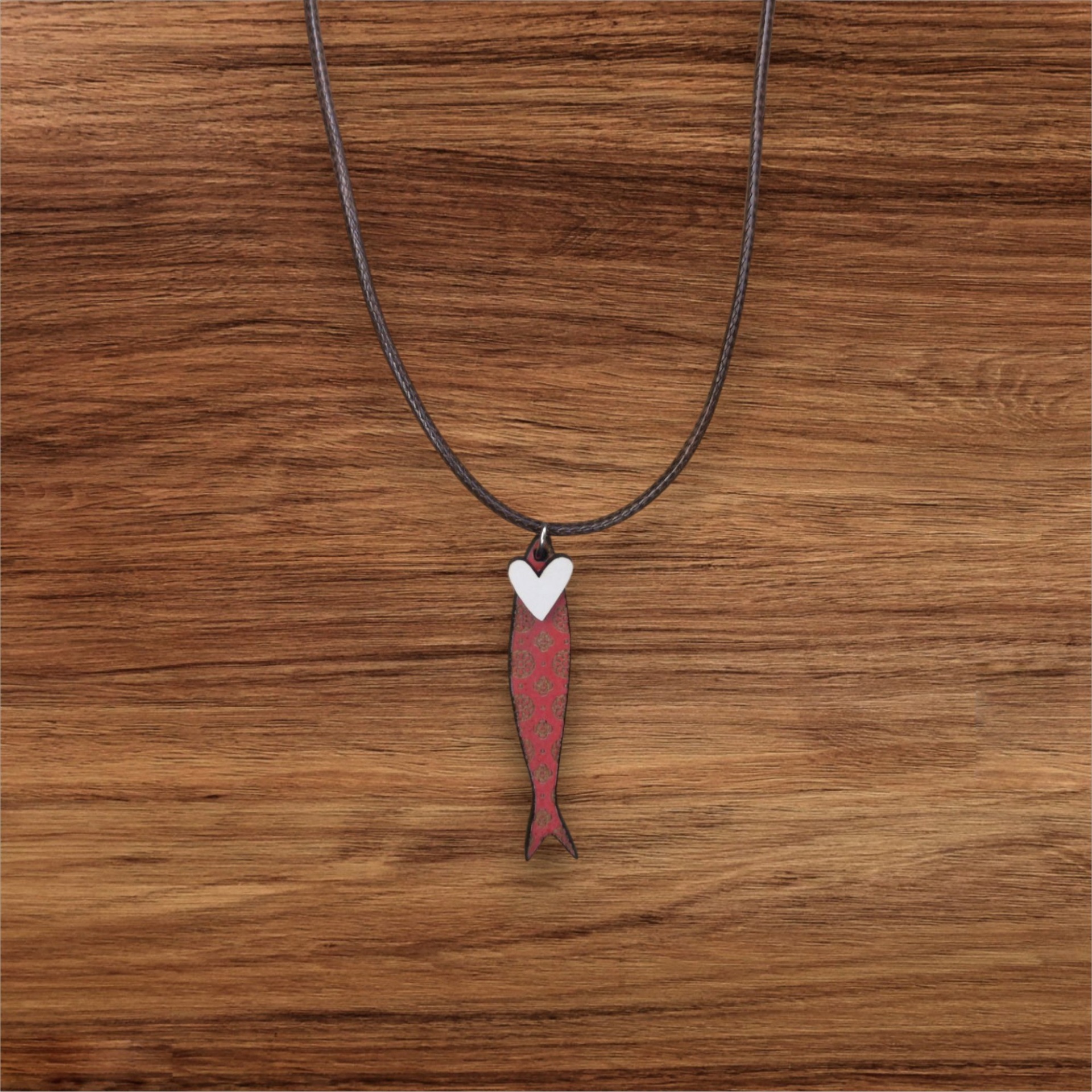 Colar Sardinha Colar com pendente em forma de peixe e coração