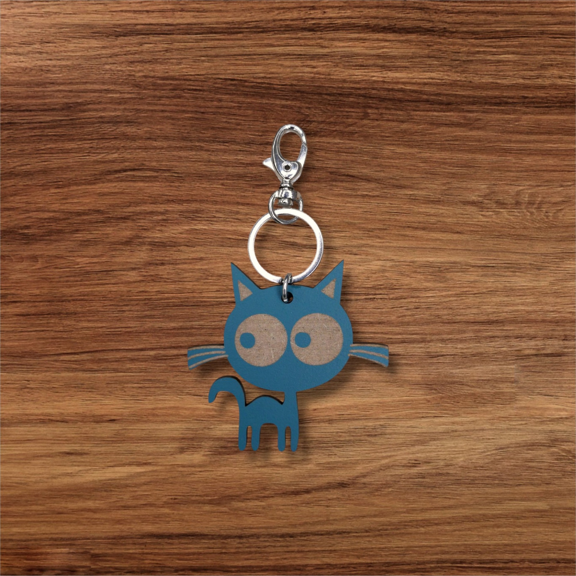 Porta-chaves Sr. Gato Porta-chaves de gato azul com olhos grandes sobre madeira