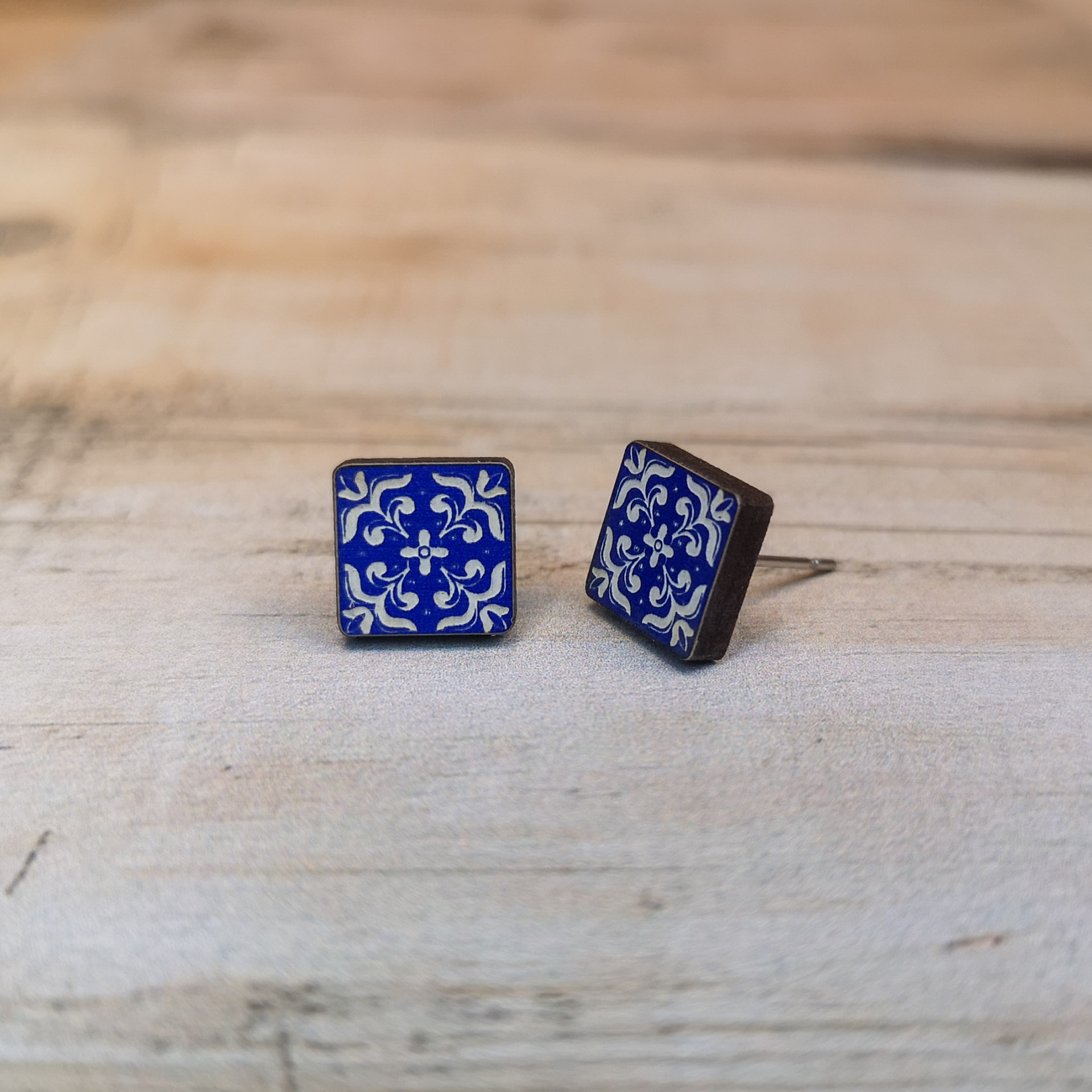 Brincos Azulejo Pintado Brincos quadrados azuis e brancos com padrão decorativo