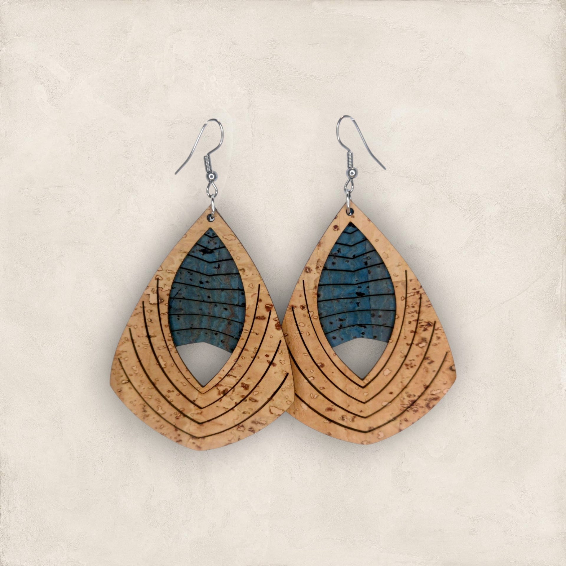 Brincos Mask Brincos em cortiça com detalhe azul e padrão de linhas pretas