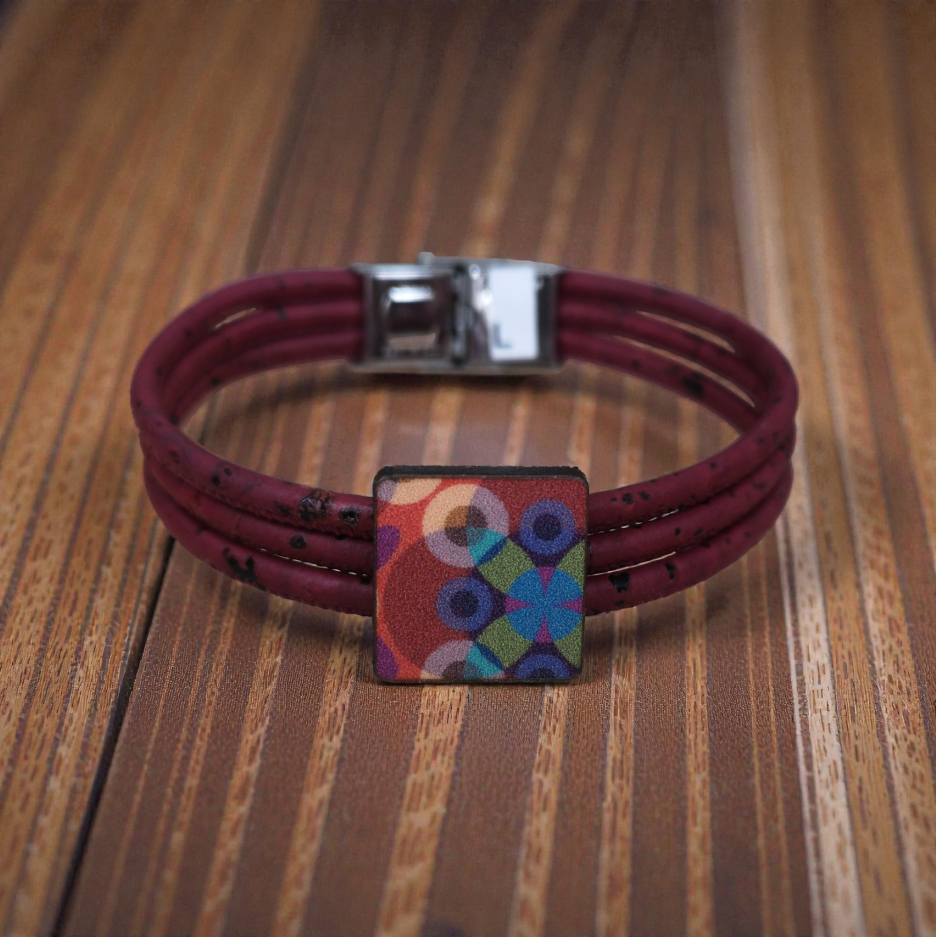 Pulseira Azulejo Pulseira vinho com cordões e peça quadrada decorativa colorida