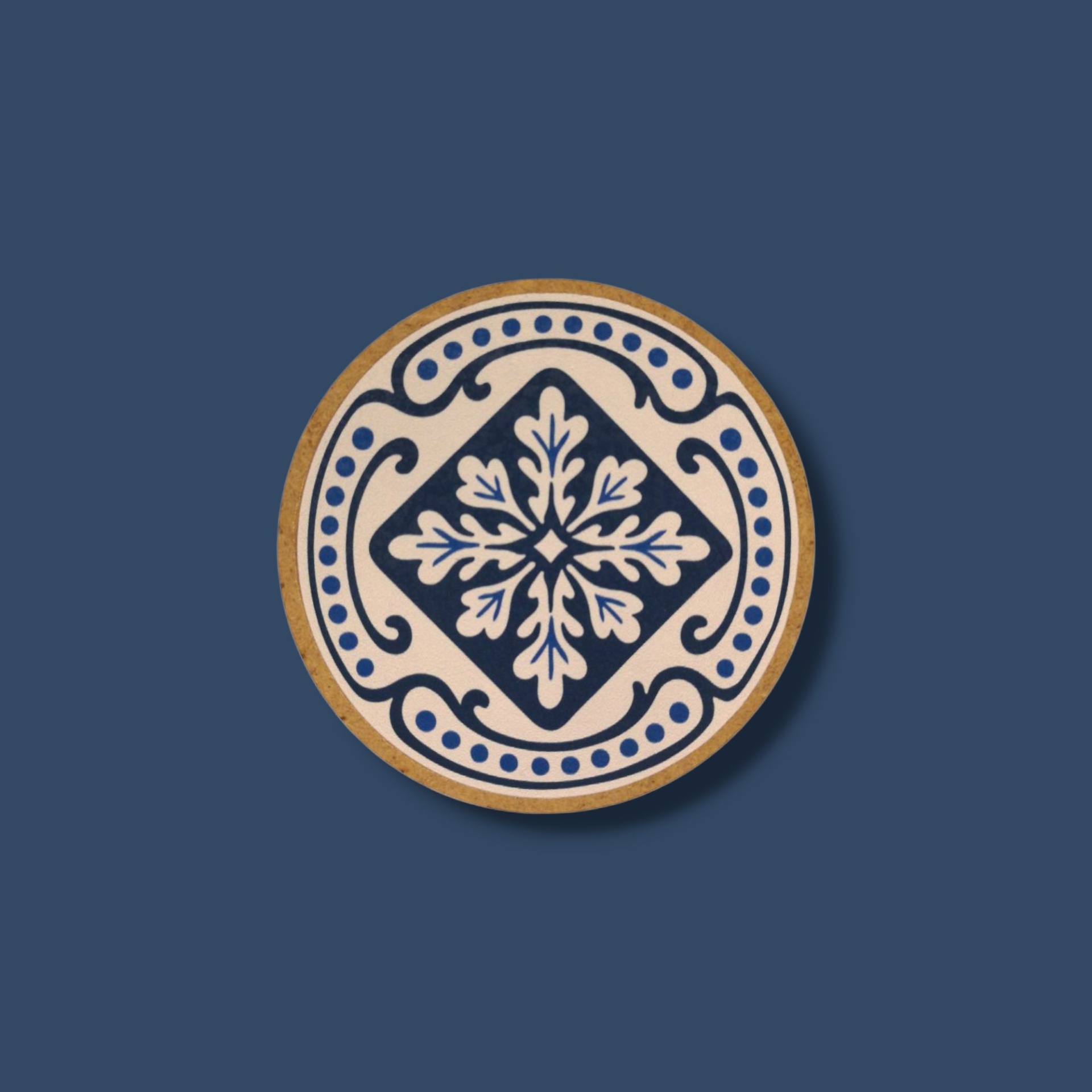 Base de Copos Azulejos Base redonda decorativa com padrão floral azul escuro sobre fundo bege