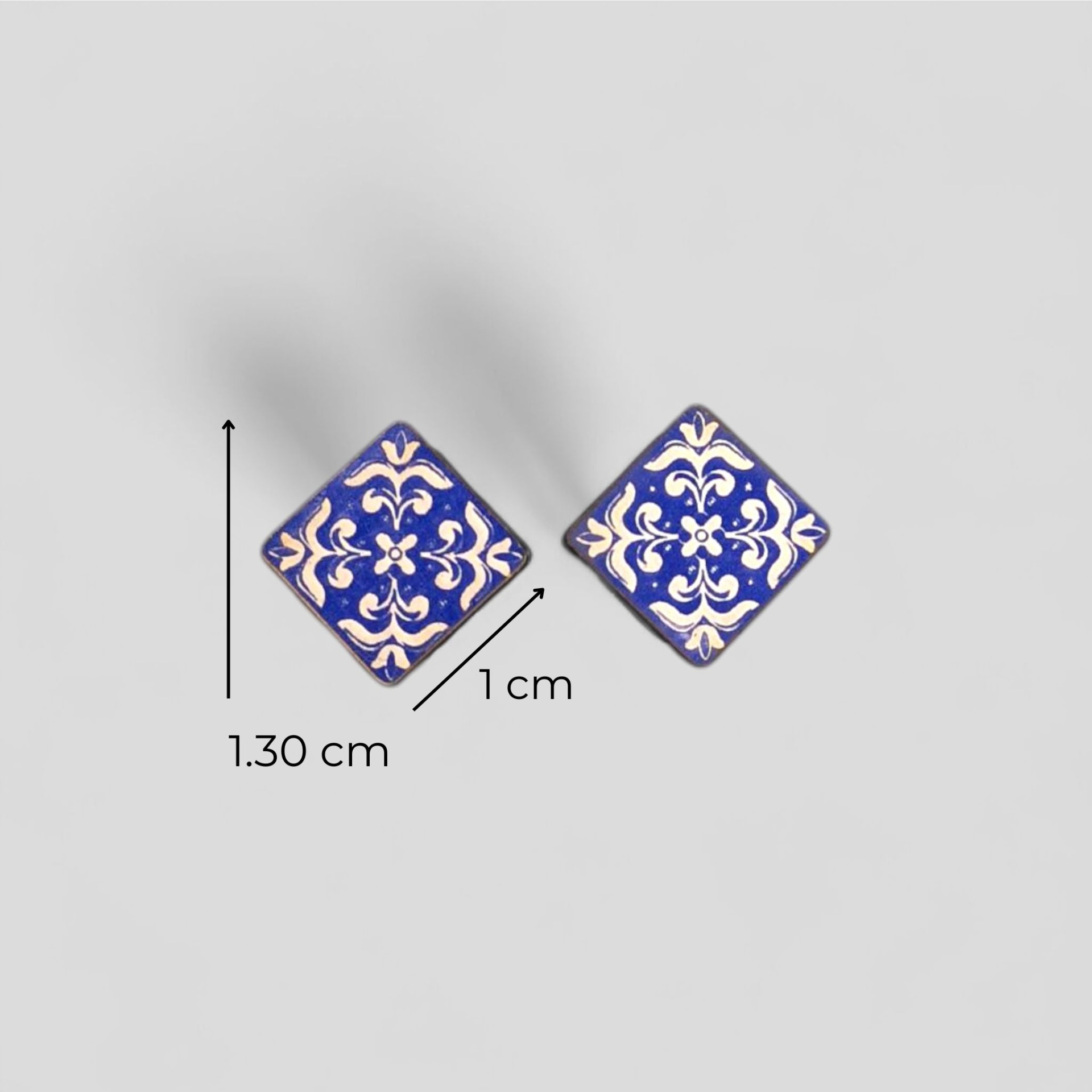 Brincos Azulejo Pintado Botões quadrados de cerâmica azul com padrão floral branco