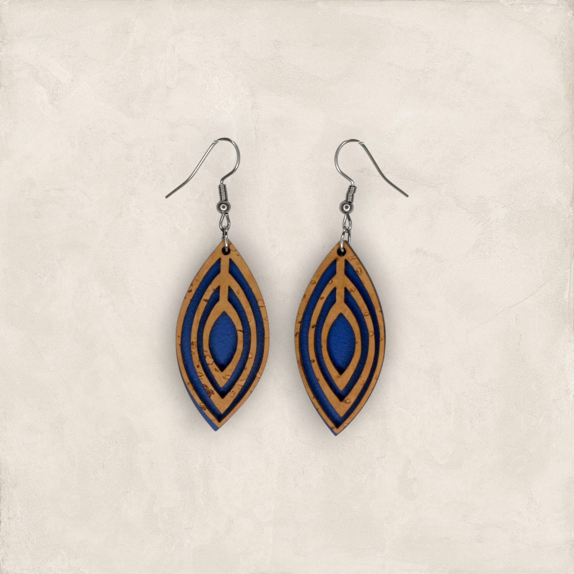 Brincos Gota com Cortiça Brincos pendentes em forma de folha com camadas castanho claro e azul