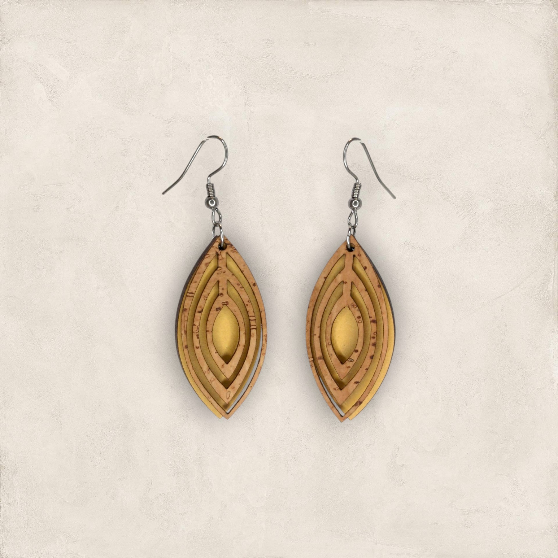 Brincos Gota com Cortiça Brincos pendentes em forma de folha feitos de cortiça e palha dourada