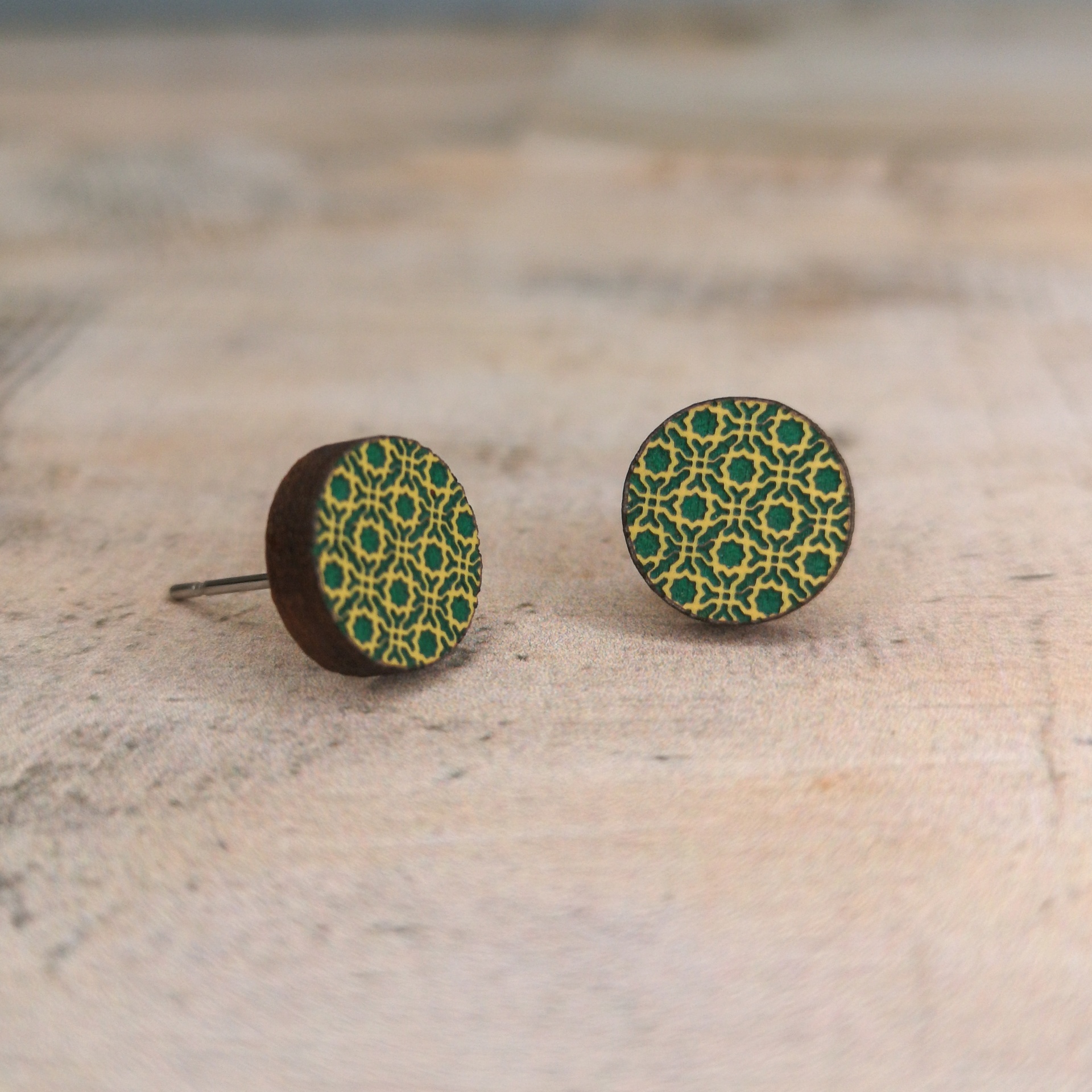 Brincos Alhambra I Brincos redondos de madeira com padrão geométrico em verde e amarelo