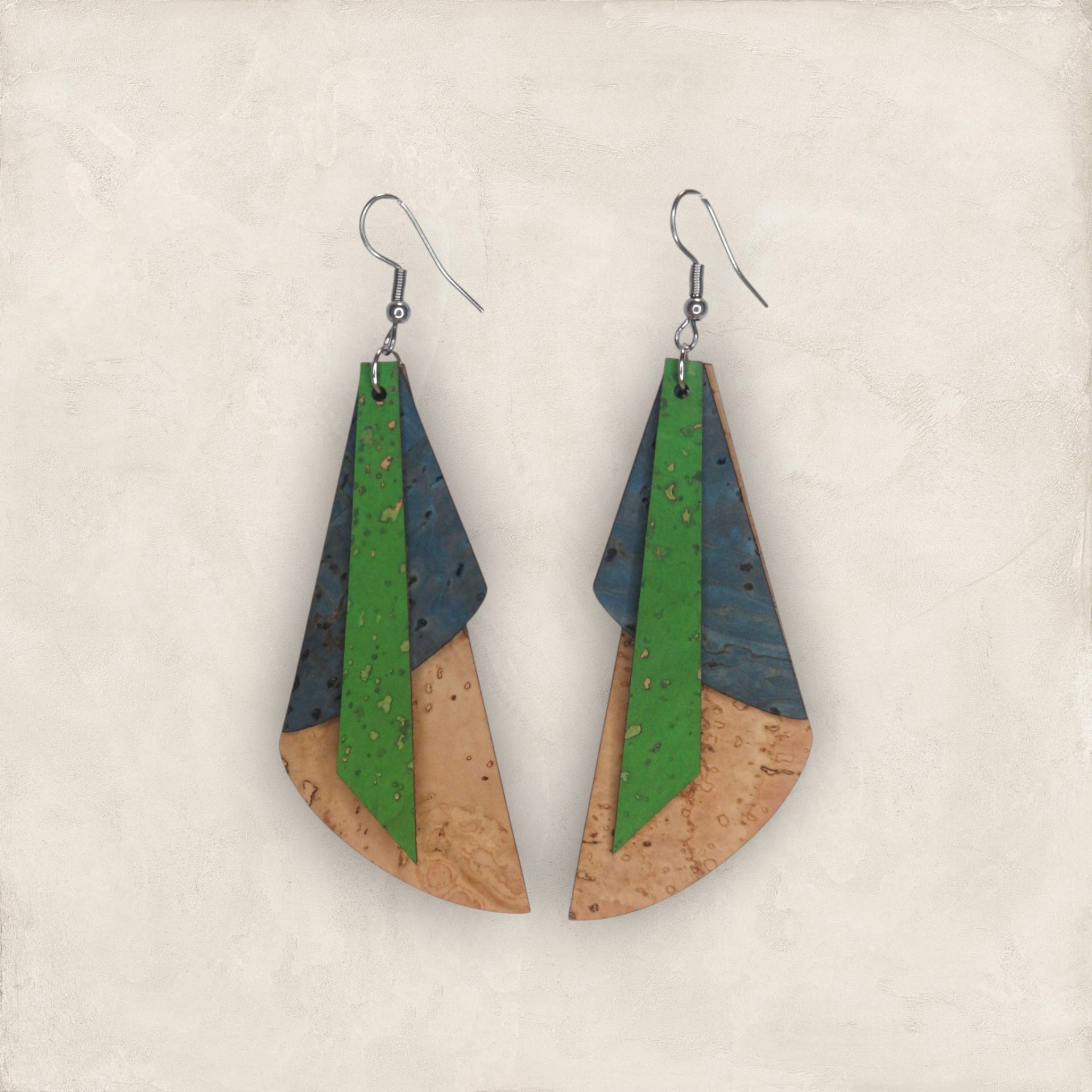 Brincos Picasso Brincos de cortiça em verde, azul e bege com ganchos metálicos